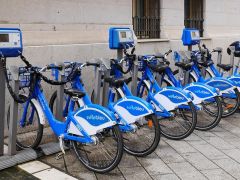 PubliBike-Station Zentrum und TSC bike repAIR-Säule